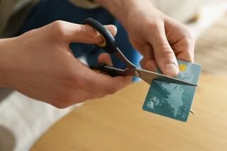VOUS COUPEZ VOTRE CARTE BANCAIRE QUAND ELLE N’EST PLUS VALIDE ? VOICI POURQUOI IL FAUT À TOUT PRIX ÉVITER CE GESTE