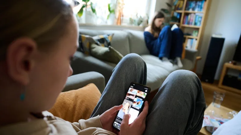 ENTRE INQUIÉTUDES DES PARENTS SUR LES ÉCRANS ET PRESSION DES ADOS, LES ACTEURS DE LA TECH INVESTISSENT LE MARCHÉ DU TÉLÉPHONE ET DES GADGETS CONNECTÉS POUR ENFANTS