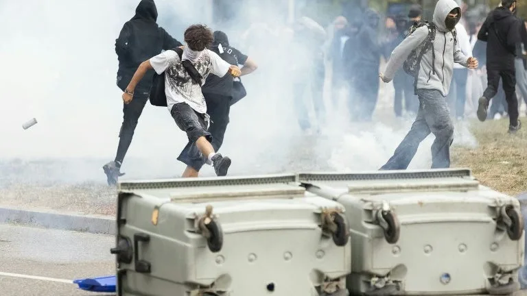 COLÈRE LYCÉENNE: L’EXÉCUTIF ESTIME QUE LE MOUVEMENT A BASCULÉ EN « VIOLENCES URBAINES » ET EST UNE « MANŒUVRE ORGANISÉE PAR LFI ET SES PROXYS DE L’ULTRAGAUCHE »