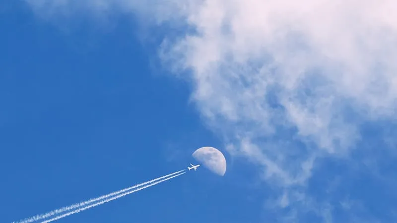 UN TIERS DE LA CONTRIBUTION DE L’AVIATION AU RÉCHAUFFEMENT CLIMATIQUE PROVIENT DE CE PHÉNOMÈNE: COMMENT GOOGLE VA UTILISER L’IA POUR ÉVITER LES TRAÎNÉES DE CONDENSATION DES AVIONS