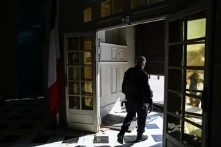 MANIFESTATION DU 17 OCTOBRE À MARSEILLE : LA MAIRIE BRIÈVEMENT ENVAHIE, UN POSTE DE POLICE MUNICIPALE DÉGRADÉ
