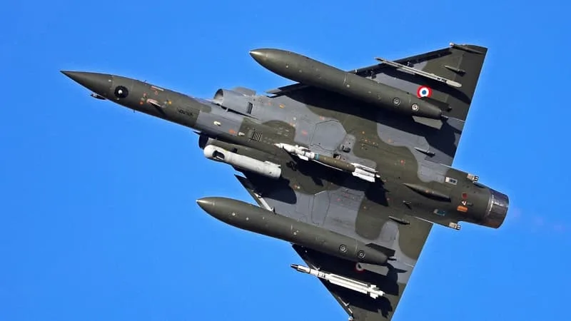 DES MIRAGE UKRAINIENS POUR ACCOMPAGNER LA PATROUILLE DE FRANCE… POUR SON DERNIER 14-JUILLET, EMMANUEL MACRON PRÉVOIT UN RECORD DE PARTICIPANTS ET D’AVIONS
