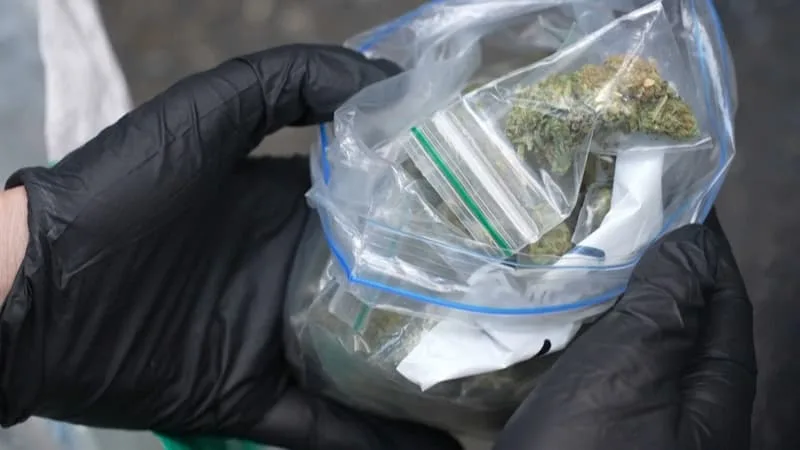 INFO BFMTV. NARCOTRAFIC: 11 INTERPELLATIONS ET UNE CENTAINE DE KILOS DE STUPÉFIANTS SAISIS DANS UNE OPÉRATION DE POLICE EN ÎLE-DE-FRANCE