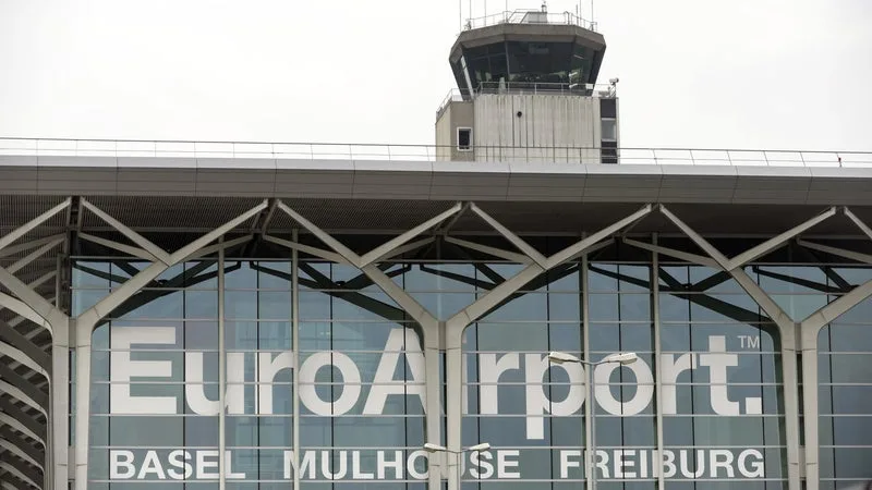 UN AVION IMMOBILISÉ BLOQUE LA PISTE PRINCIPALE DE L’AÉROPORT DE BÂLE-MULHOUSE