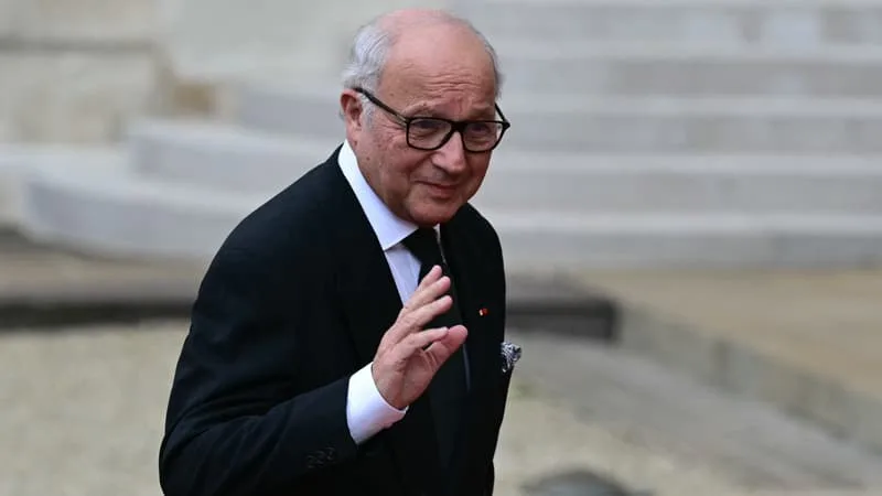 CONTRAIREMENT À LA POLITIQUE, « IL N’Y A AUCUNE CONTRAINTE »: LAURENT FABIUS, DEVENU PEINTRE, EXPOSE À PARIS POUR LA PREMIÈRE FOIS