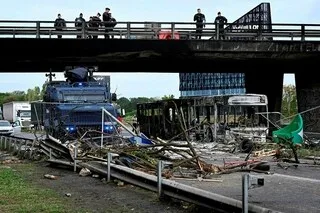 BUS BRÛLÉ SUR LA ROCADE DE RENNES EN MARGE D’UNE MANIFESTATION : POURQUOI L’ENQUÊTE A ÉTÉ CLASSÉE SANS SUITE ?