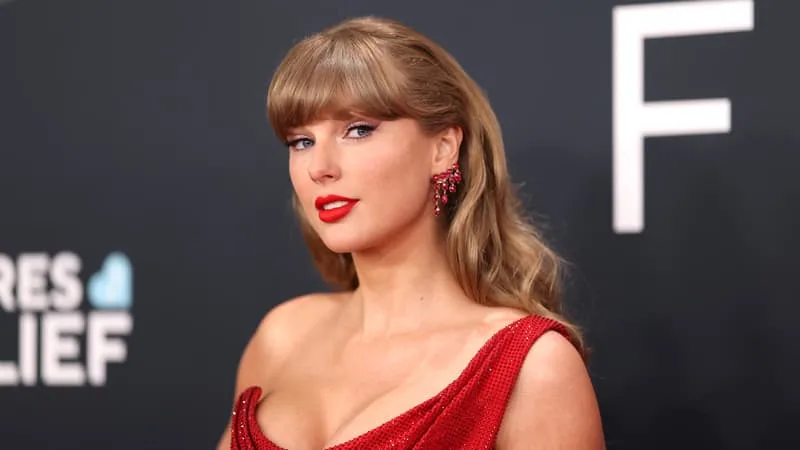 TAYLOR SWIFT DEVIENT LA PLUS JEUNE ARTISTE À INTÉGRER LE PANTHÉON DES AUTEURS-COMPOSITEURS DE NASHVILLE