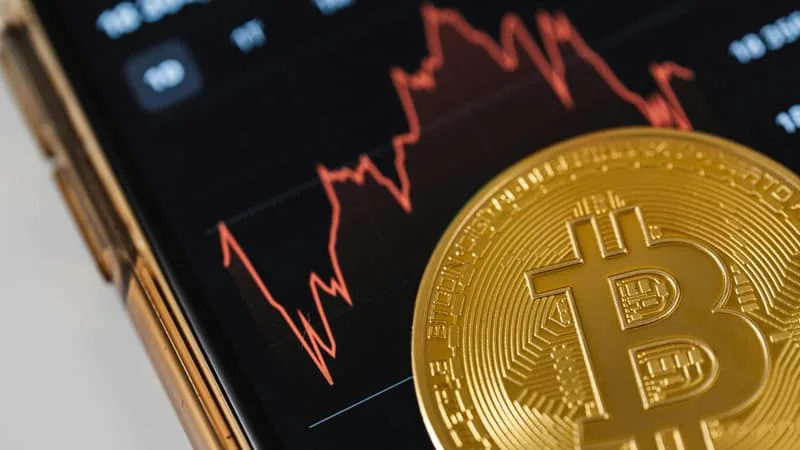 « LA QUESTION EST DE SAVOIR SI LE BITCOIN PEUT RECONQUÉRIR CE SEUIL »: LA REINE DES CRYPTOS REPASSE SOUS LES 60.000 DOLLARS ET ATTEINT SON PLUS BAS NIVEAU DEPUIS SEPTEMBRE 2024