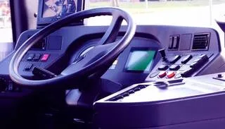 UN CHAUFFEUR DE BUS PARISIEN FAIT UN MALAISE AU VOLANT ET PERCUTE UN ARBRE, PAS DE BLESSÉ GRAVE