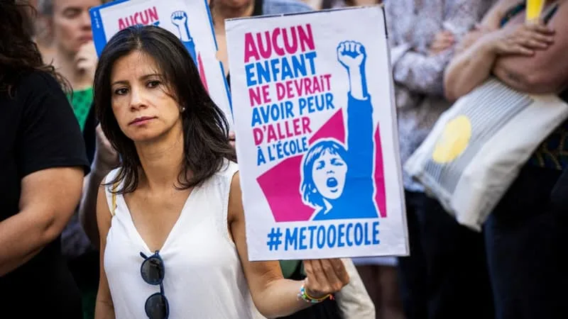 « ON SE SENT TRAHIS, RIDICULISÉS »: LA COLÈRE DES PARENTS DES ÉCOLES TITON ET BAUDIN APRÈS LA RELAXE DE DEUX ANIMATEURS DU PÉRISCOLAIRE