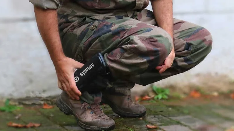 LA GUERRE EN UKRAINE RAPPELLE QUE « LE SIGNAL GPS EST FACILE À PERTURBER »: CETTE ENTREPRISE NORMANDE A DÉVELOPPÉ UN CAPTEUR À ACCROCHER À LA CHEVILLE POUR LOCALISER QUELQU’UN SANS RECOURIR AUX SATELLITES