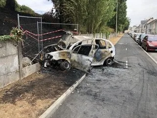 « ON A ENTENDU UN GROS BRUIT DE FREINAGE, PUIS UN CHOC » : LA VOITURE S’ÉCRASE DANS UNE RAMBARDE AVANT D’ÊTRE INCENDIÉE