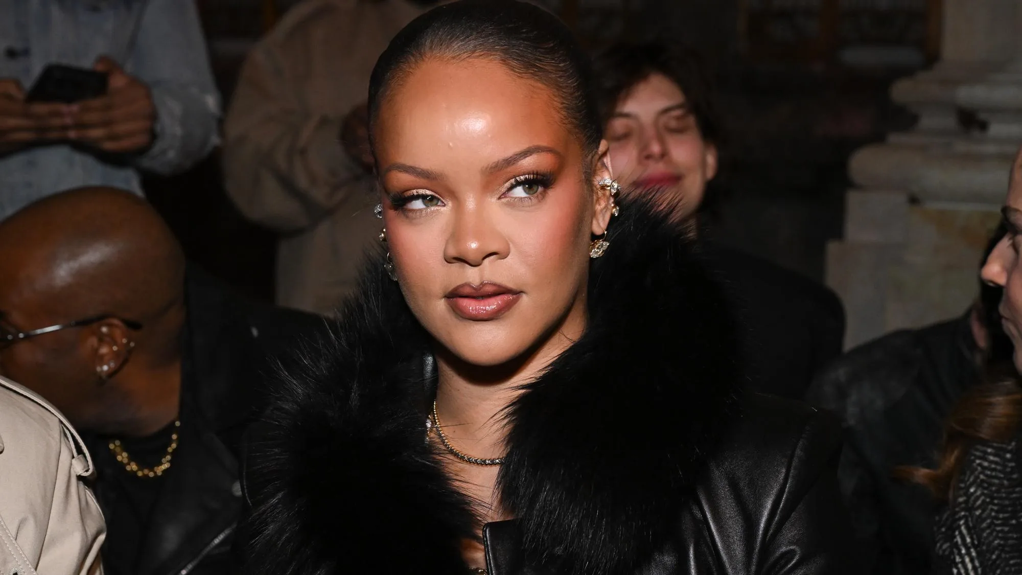RIHANNA NARGUE SES FANS AVEC SES « 170 CHANSONS INÉDITES »