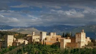 « ALHAMBRA, LE TRÉSOR DU DERNIER SULTANAT D’ESPAGNE » SUR ARTE : UNE EXPLORATION MAGIQUE DE L’ACROPOLE MÉDIÉVALE
