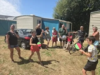 « ICI, ON PEUT SE PAYER UNE SEMAINE DE PLUS PRÈS DE LA MER » : CE CAMPING ASSOCIATIF SÉDUIT AVEC SES TARIFS IMBATTABLES