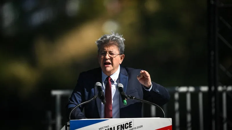 « C’EST UN ACTE DE TRAHISON, IL SERA POURSUIVI POUR CELA »: JEAN-LUC MÉLENCHON S’EN PREND AU GOUVERNEUR DE LA BANQUE DE FRANCE POUR SES PROPOS SUR LA DETTE