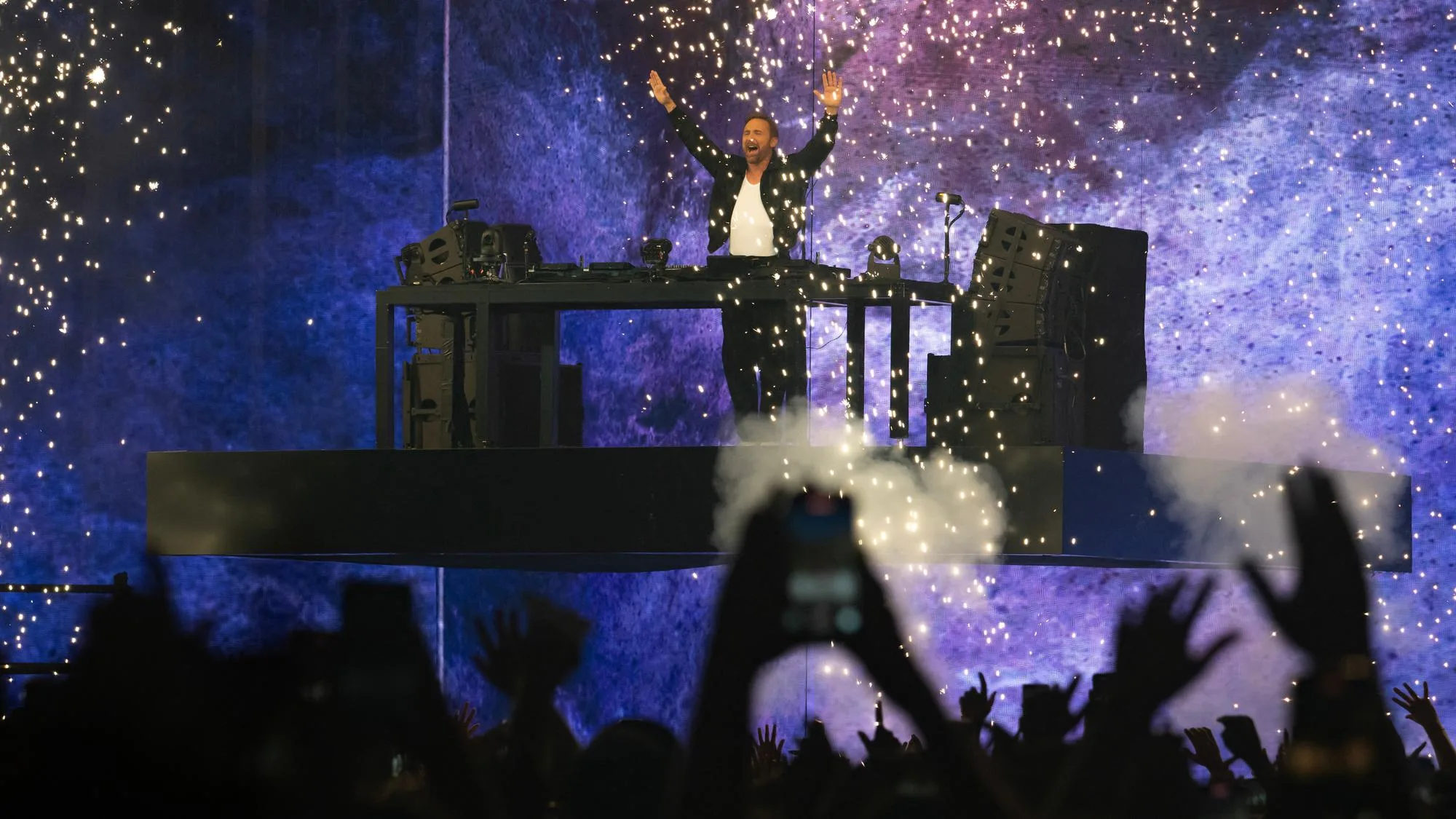 POUR SON PREMIER STADE DE FRANCE, DAVID GUETTA SURPREND SES FANS EN INVITANT JENNIFER LOPEZ SUR SCÈNE