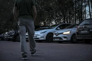 «SI J’ÉTAIS SORTI DE MA VOITURE, JE SERAIS MORT» : DES AGRESSIONS HOMOPHOBES SE MULTIPLIENT SUR UN LIEU DE DRAGUE À CAEN