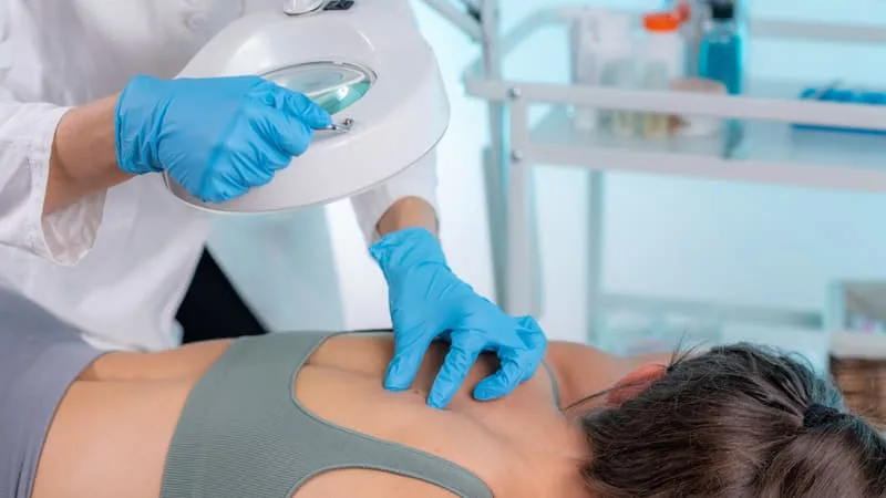 BIENTÔT MOINS DE DÉLAIS POUR UN RENDEZ-VOUS? FACE À LA PÉNURIE DE DERMATOLOGUES, 27 POSTES D’INTERNES SUPPLÉMENTAIRES CRÉÉS CETTE ANNÉE