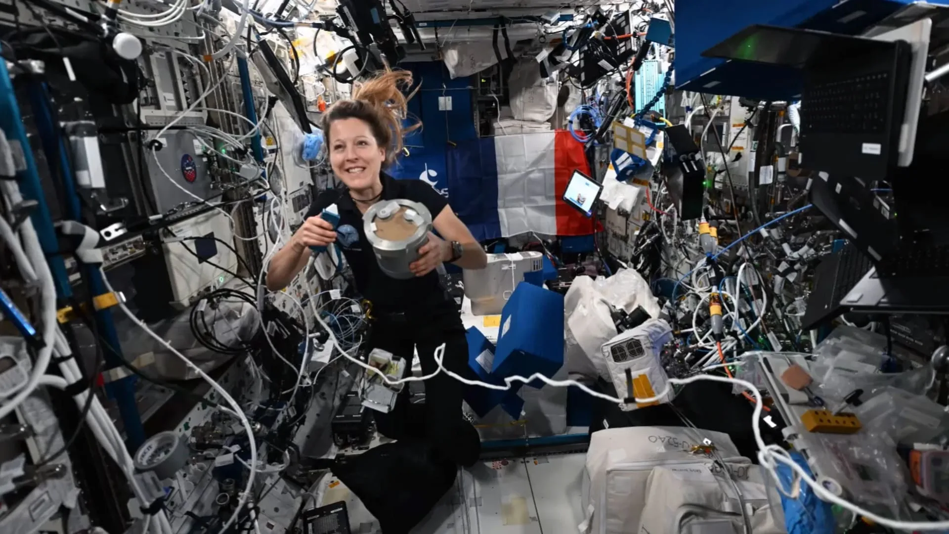 SOPHIE ADENOT A CUISINÉ DANS L’ESPACE ! ELLE A TESTÉ LE FOOD PROCESSOR, LE ROBOT CULINAIRE DU CNES, À BORD DE L’ISS