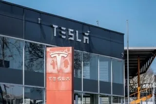 TESLA VA RAPPELER PRÈS DE TROIS MILLIONS DE VÉHICULES POUR DES POIGNÉES DE PORTE POSSIBLEMENT DÉFECTUEUSES