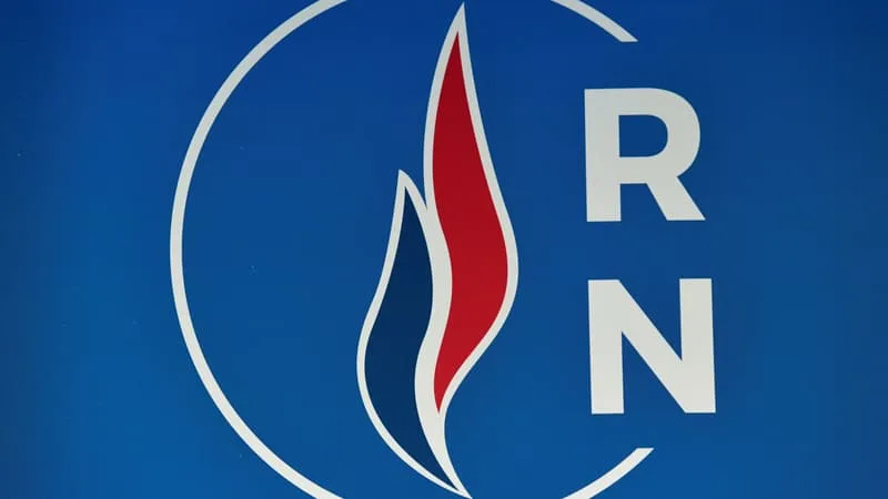 L’ÉLU RN QUI AVAIT BRANDI UNE CROIX ET RÉCITÉ UNE PRIÈRE EN CONSEIL MUNICIPAL ÉCOPE D’UN BLÂME SYMBOLIQUE « POUR DÉNONCER LA GRAVE INFRACTION À LA LAÏCITÉ »
