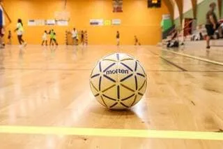 UN ANCIEN ENTRAÎNEUR DE HANDBALL JUGÉ POUR AVOIR EU UNE RELATION AMOUREUSE AVEC UNE JOUEUSE ÂGÉE DE 15 ANS