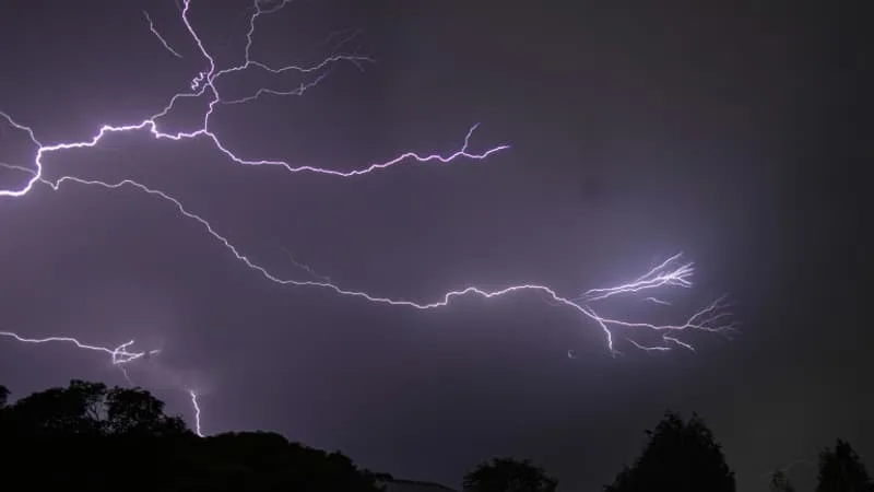 DE VIOLENTS ORAGES PROVOQUENT DE « NOMBREUX DÉGÂTS » DANS LES LANDES, 7.500 FOYERS PRIVÉS D’ÉLECTRICITÉ ET PLUSIEURS ROUTES COUPÉES