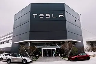 TESLA SIGNALE LE LANCEMENT IMMINENT DE SON ROBOTAXI SANS VOLANT NI PÉDALES