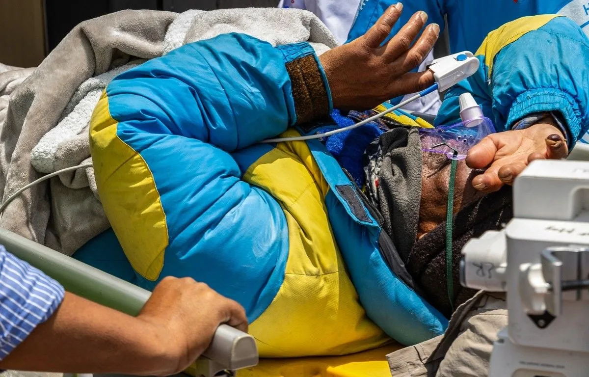 UN ALPINISTE NÉPALAIS PORTÉ DISPARU DANS L’EVEREST RETROUVÉ VIVANT SIX JOURS APRÈS