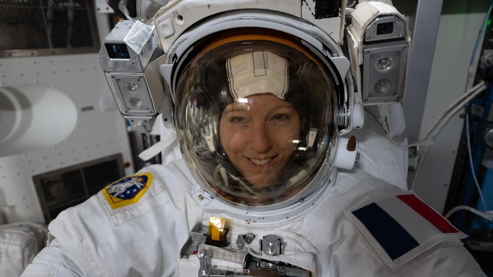 LES IMAGES DE LA SORTIE DE SOPHIE ADENOT DANS L’ESPACE, HISTORIQUE POUR UNE FRANÇAISE