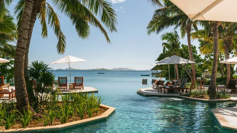 UNE ÎLE DES CARAÏBES EN TÊTE DU CLASSEMENT, SANTORIN ET MYKONOS ÉCLIPSÉES PAR SYROS ET LE VIETNAM QUI SE FAIT UNE PLACE: VOICI LES 10 ÎLES QUI SÉDUISENT LE PLUS LES VOYAGEURS EN 2026