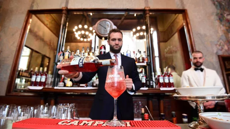 EN 2003, PERSONNE N’EN BUVAIT HORS D’ITALIE: COMMENT CAMPARI A FAIT DU SPRITZ LE « TIRAMISU DES COCKTAILS » POUR EXPORTER CETTE VAGUE ORANGE À TRAVERS L’OUEST