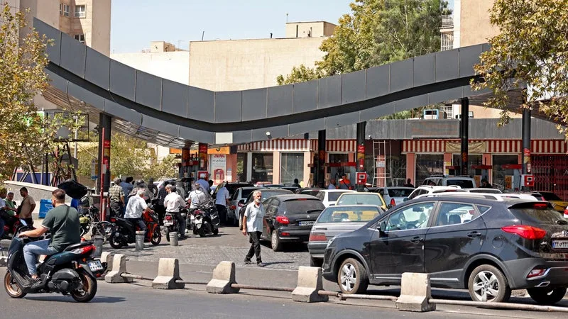 « NOUS DEVONS ÉCONOMISER L’ESSENCE »: TÉHÉRAN APPELLE LA POPULATION IRANIENNE À RÉDUIRE SA CONSOMMATION DE CARBURANT À CAUSE DU BLOCUS IMPOSÉ PAR LES ÉTATS-UNIS