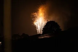 FRANCE – MAROC. DES SUPPORTERS MAROCAINS ONT TIRÉ DES FEUX D’ARTIFICE ET JOUÉ DU TAMBOUR PRÈS DE L’HÔTEL DES BLEUS