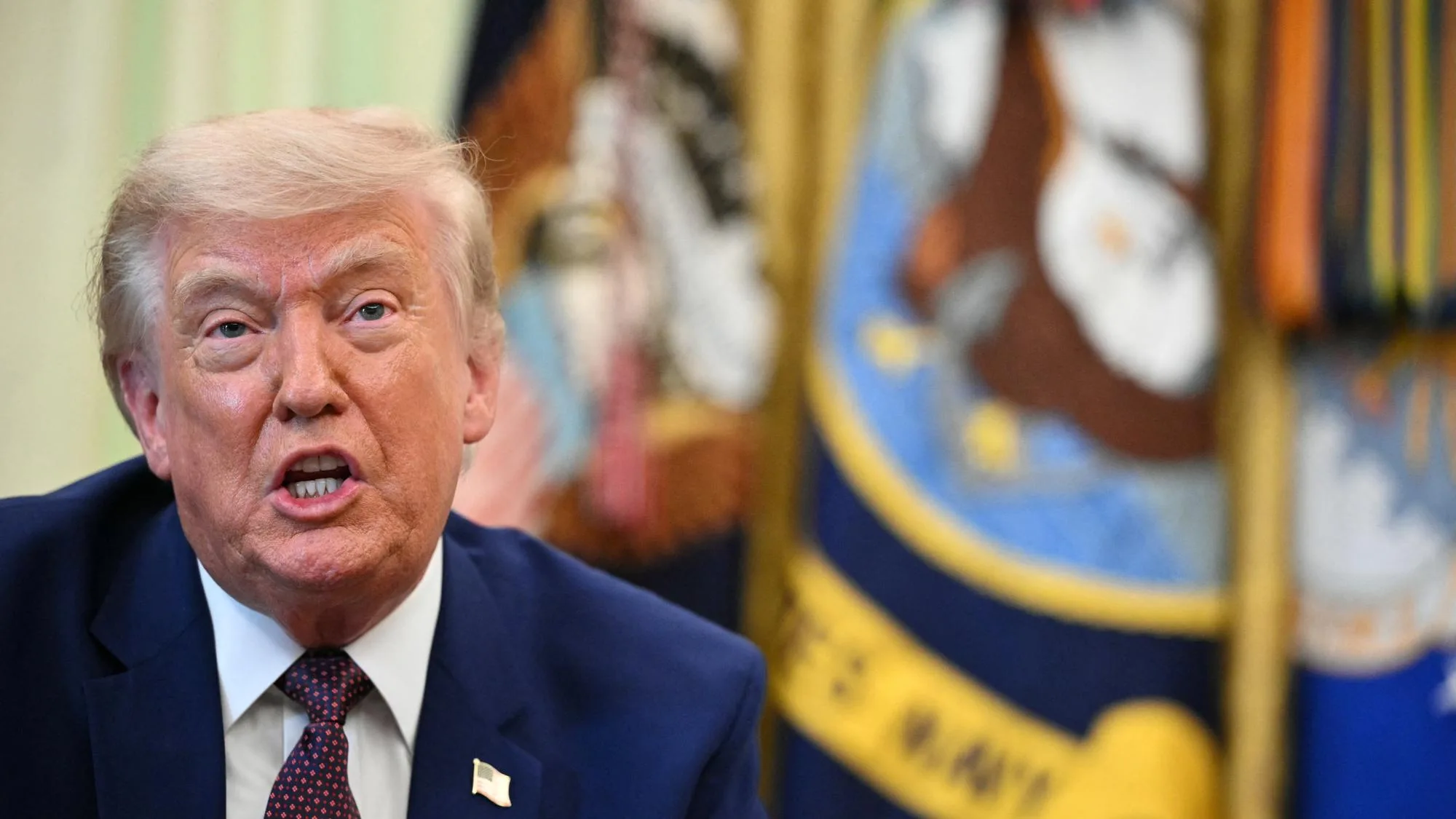ALORS QUE TRUMP ÉVOQUE UN ACCORD POUR « CE WEEK-END », LE CONGRÈS AMÉRICAIN ADOPTE UN TEXTE POUR METTRE FIN À LA GUERRE EN IRAN