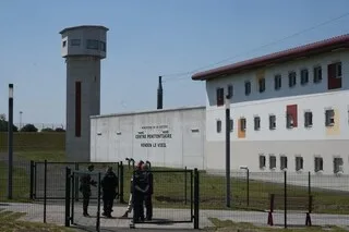 SALAH ABDESLAM, PLACÉ À L’ISOLEMENT À LA PRISON DE VENDIN-LE-VIEIL, CONTESTE UNE NOUVELLE FOIS SON RÉGIME DE DÉTENTION