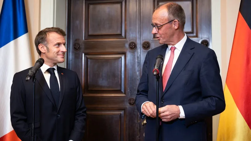 LA FRANCE NE VOULAIT « EN AUCUN CAS » Y TOUCHER ET FINALEMENT… MACRON ET MERZ SERAIENT D’ACCORD POUR CONTINUER À VENDRE PLUS DE VOITURES THERMIQUES APRÈS 2035