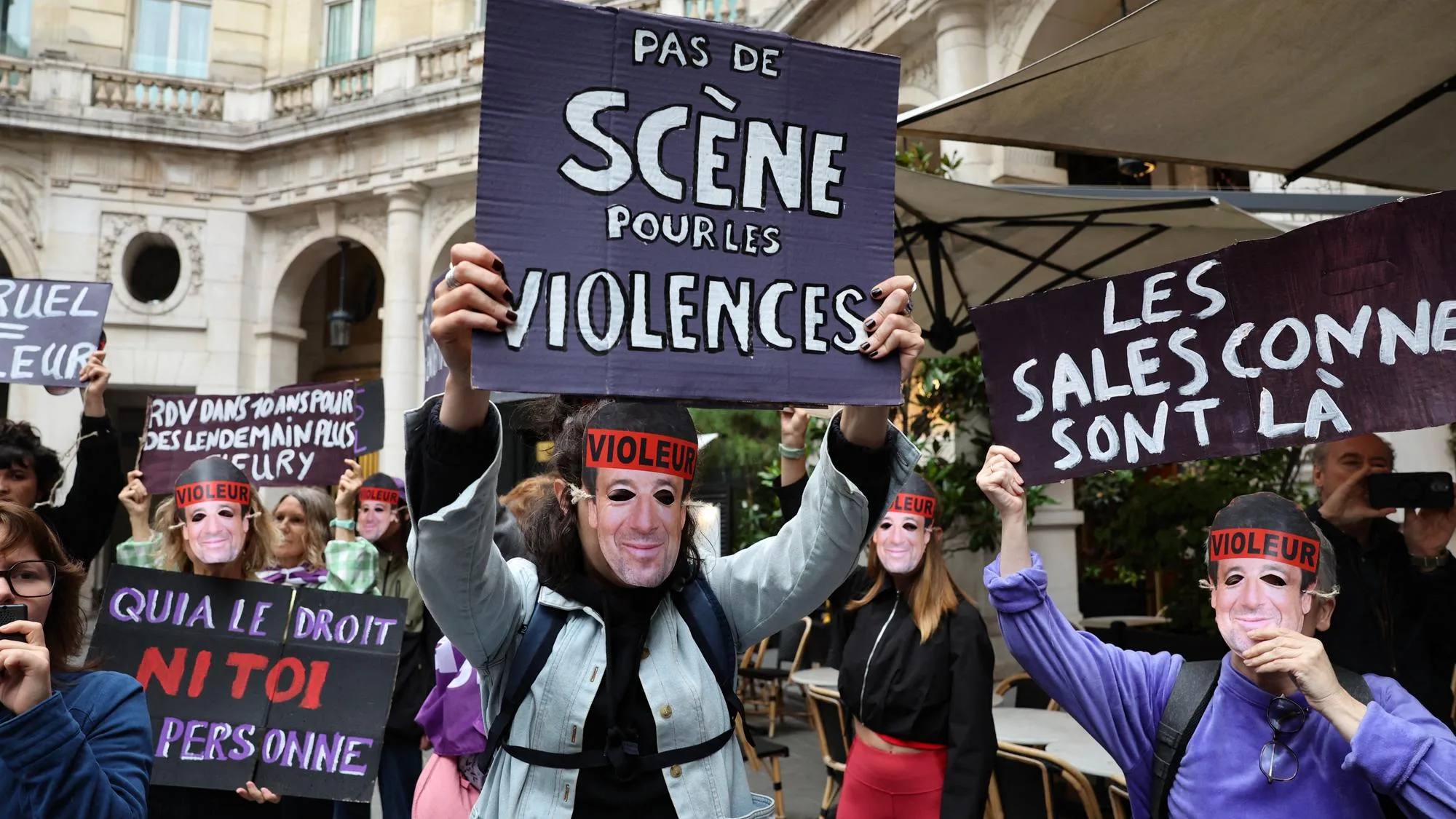 AFFAIRE PATRICK BRUEL : DES MILITANTES FÉMINISTES FONT ANNULER LA REPRÉSENTATION D’UNE PIÈCE AVEC LE CHANTEUR