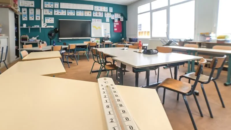 « FRANCHEMENT, C’EST LA GALÈRE »: LA DÉBROUILLE DES PARENTS FACE À LA FERMETURE DES ÉCOLES EN PLEIN ÉPISODE CANICULAIRE