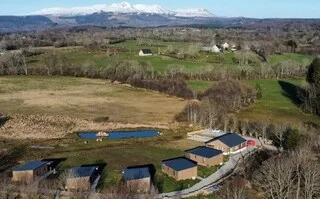 UNE CHANCE SUR DIX DE GAGNER : EN AUVERGNE, CE LOUEUR DE CHALETS REMBOURSE LES VACANCES DE SES CLIENTS TIRÉS AU SORT