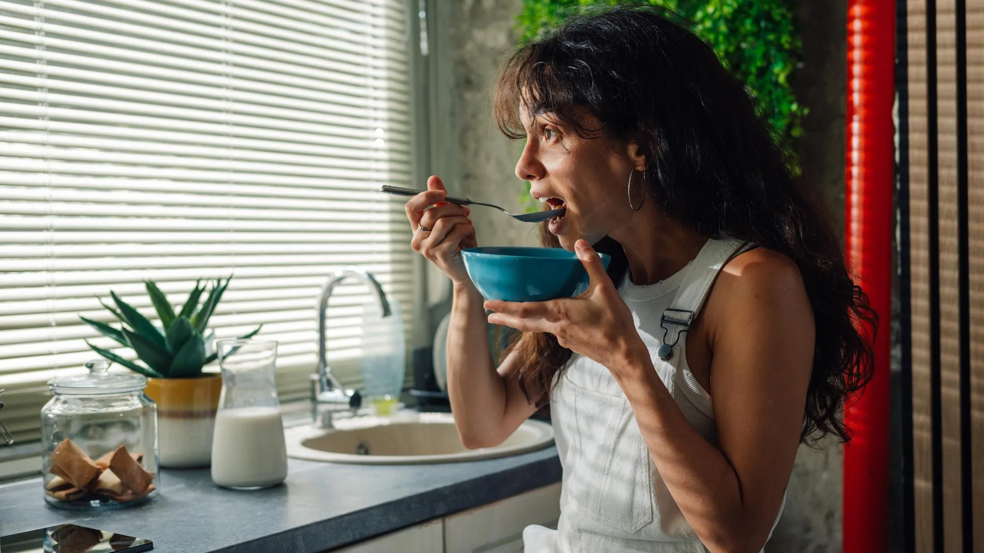 « LA FOURCHETTE, C’EST QUAND MÊME STUPIDE » : CES GOURMETS NE JURENT QUE PAR LA CUILLÈRE ET EXPLIQUENT POURQUOI