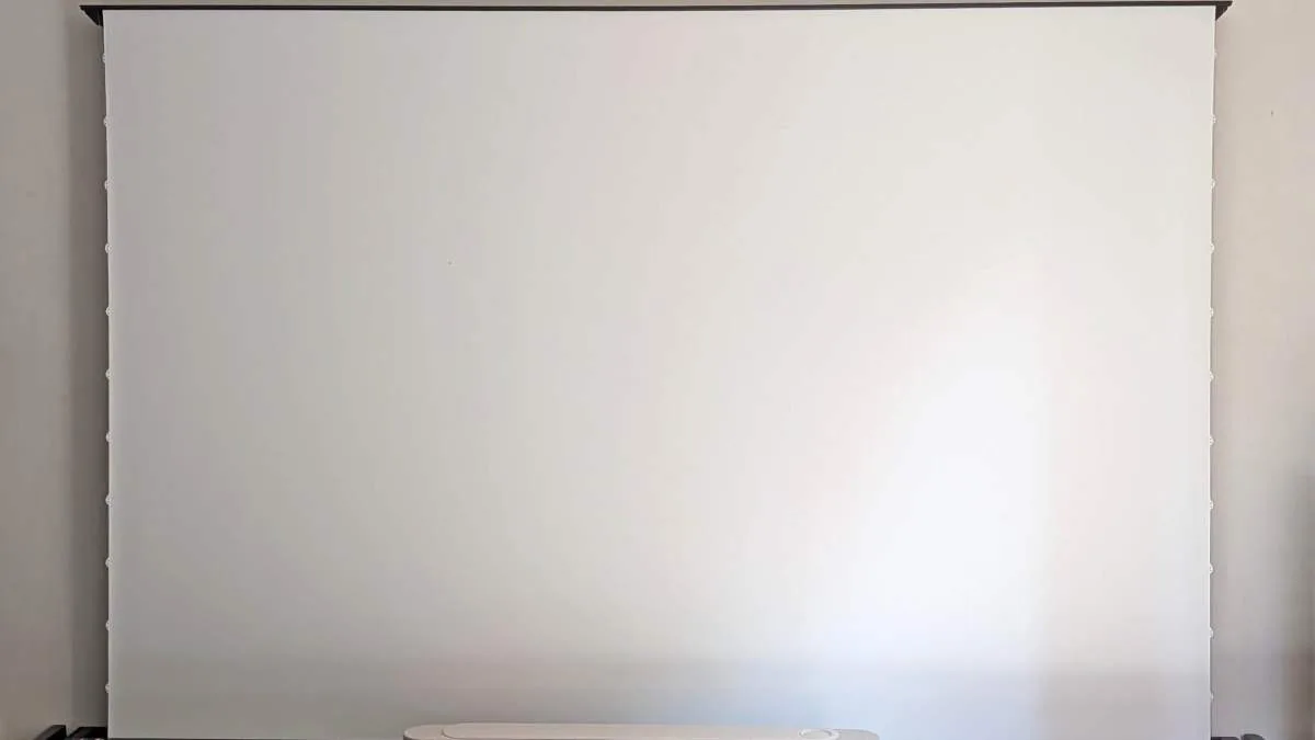 TEST DE L’ÉCRAN NOTHING PROJECTOR MATTE WHITE : LA TOILE BLANCHE MATE POUR UNE IMAGE PLUS LUMINEUSE MAIS MOINS CONTRASTÉE