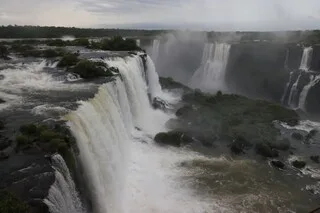 « IL NE CESSE DE PLEUVOIR » : LES CHUTES D’IGUAZÚ FERMÉES EN ARGENTINE À CAUSE DES ALERTES DE CRUES LIÉES À EL NIÑO