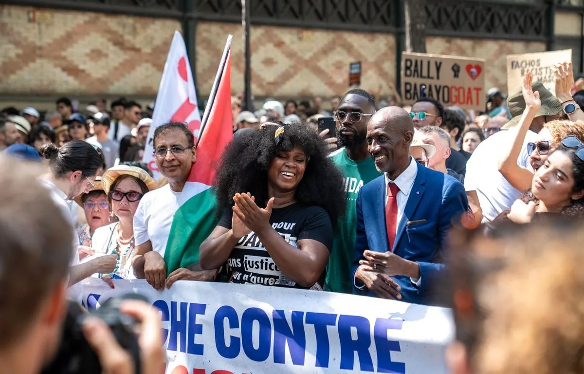 PARIS : DES MILLIERS DE PERSONNES MANIFESTENT CONTRE LE RACISME, À L’APPEL DE LFI