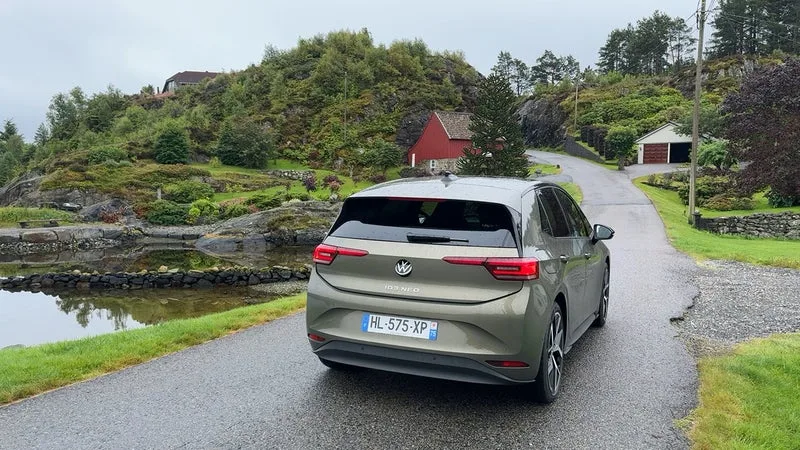 ESSAI. EN PLEINE TEMPÊTE INDUSTRIELLE, VOLKSWAGEN DÉMONTRE SA MAÎTRISE SUR LE PLAN PRODUIT AVEC SES NOUVEAUX MODÈLES ÉLECTRIQUES ID.3 NEO ET ID.7 TOURER