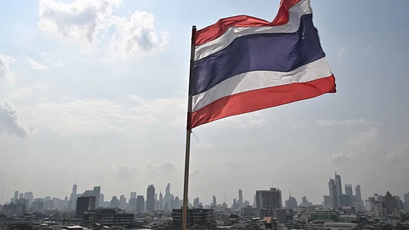 UN ESPAGNOL ET UNE PÉRUVIENNE ONT ÉTÉ EXPULSÉS APRÈS DES RELATIONS SEXUELLES EN PUBLIC: LA THAÏLANDE ADOPTE UNE LOI POUR EXPULSER LES TOURISTES « À PROBLÈMES »