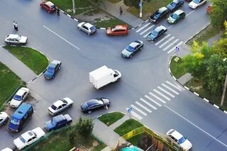PAR L’AVANT OU L’ARRIÈRE… EN VOITURE, QUELLE EST LA RÈGLE POUR SE CROISER À UNE INTERSECTION ?