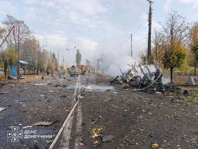 À KRAMATORSK, UNE FRAPPE RUSSE CONTRE DES BUS DE PASSAGERS FAIT AU MOINS 33 MORTS