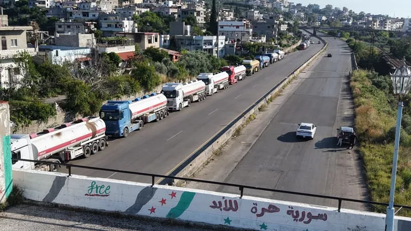IL FAUDRA 200 MILLIARDS DE DOLLARS POUR RECONSTRUIRE LA SYRIE: COMMENT LE PAYS COMPTE TIRER SON ÉPINGLE DE LA FERMETURE D’ORMUZ POUR DEVENIR « UN PAYS DE TRANSIT IMPORTANT POUR LE PÉTROLE »